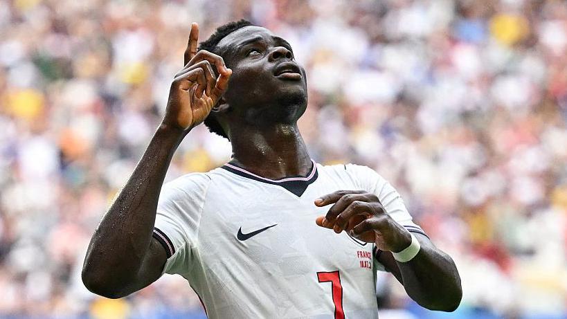世界杯2026:萨卡是否证明自己不可或缺?